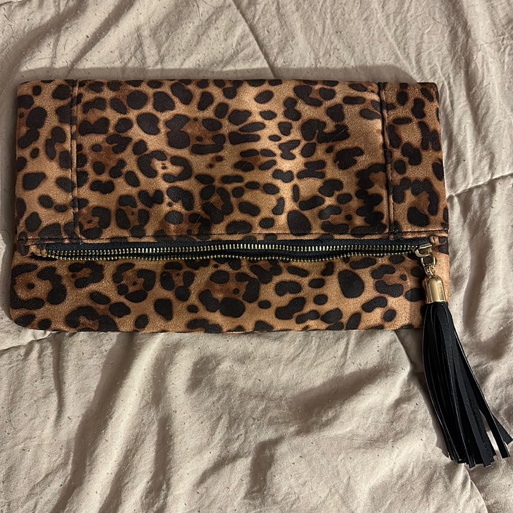 Soft leopard purse with zipper and tassel details